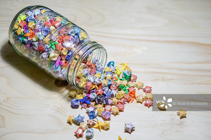 罐子里的彩色折纸星星图片素材