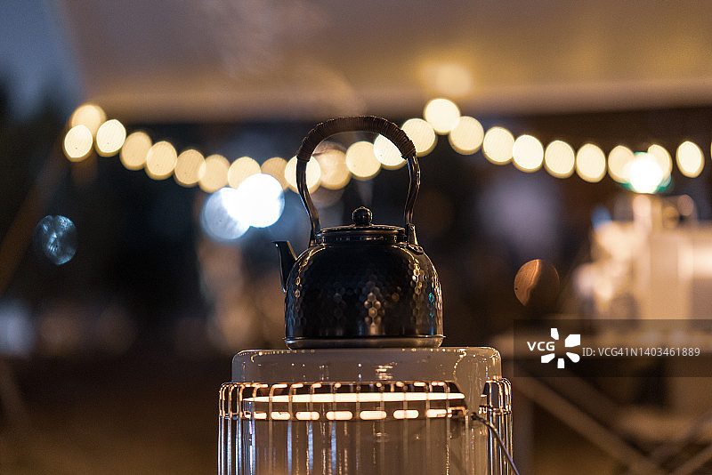 水壶在加热器上烧水图片素材