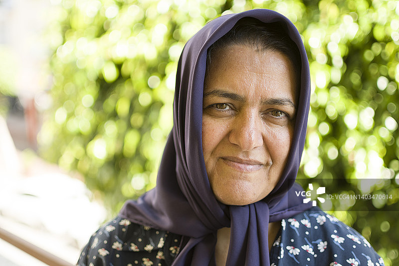 户外摆姿势的美丽女人图片素材