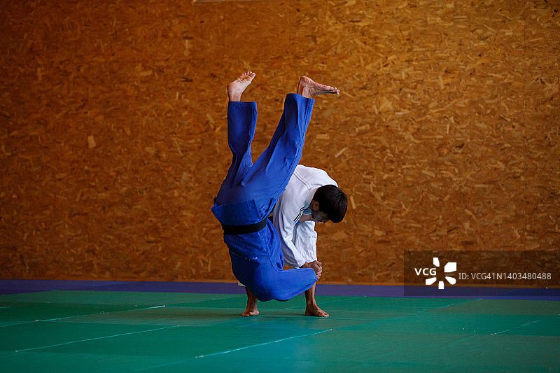 两名男子柔道比赛图片素材