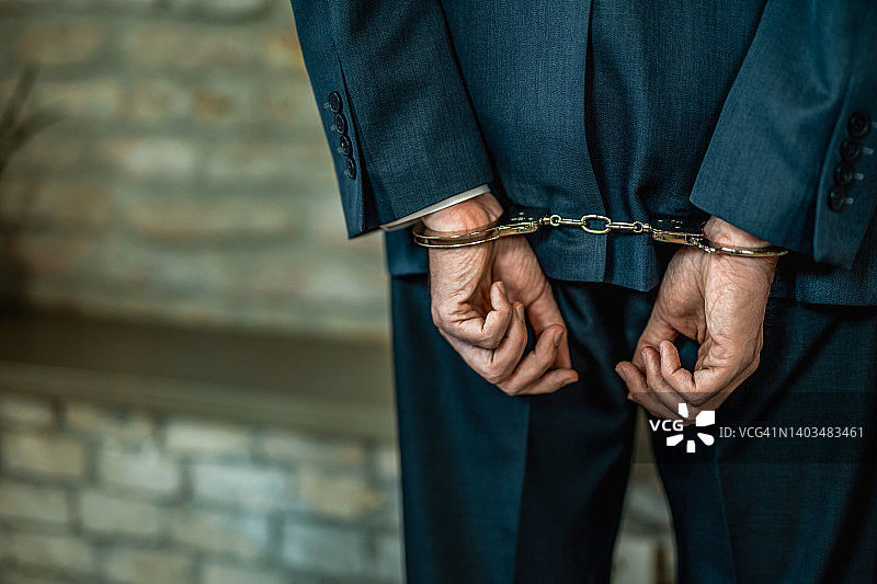 被捕的戴手铐的商人图片素材