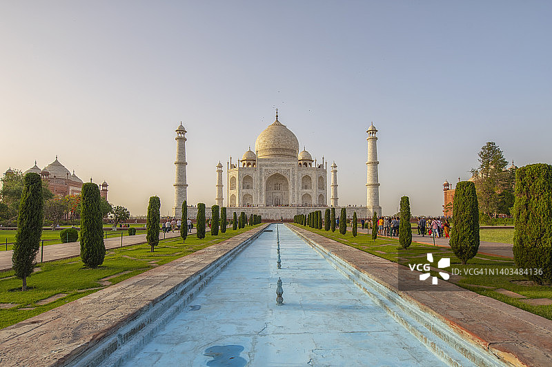 人们参观阿格拉雄伟的泰姬陵。图片素材