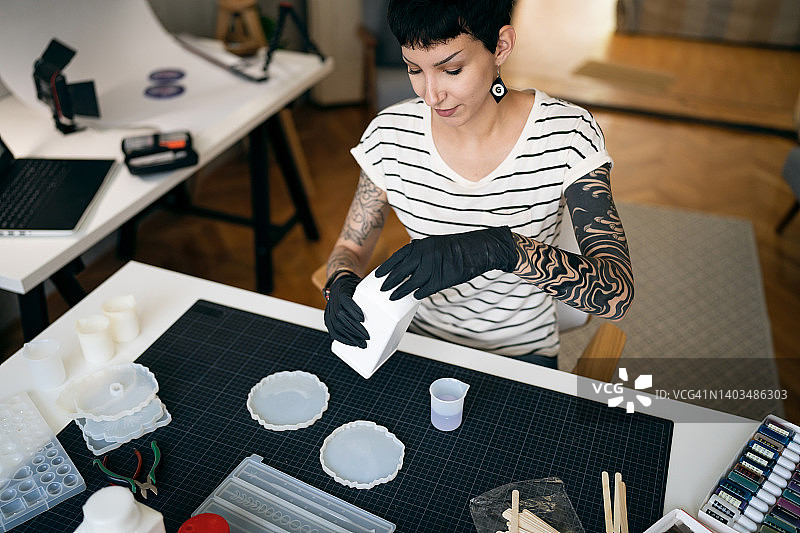 在家庭作坊工作的白人手工艺 महिला图片素材