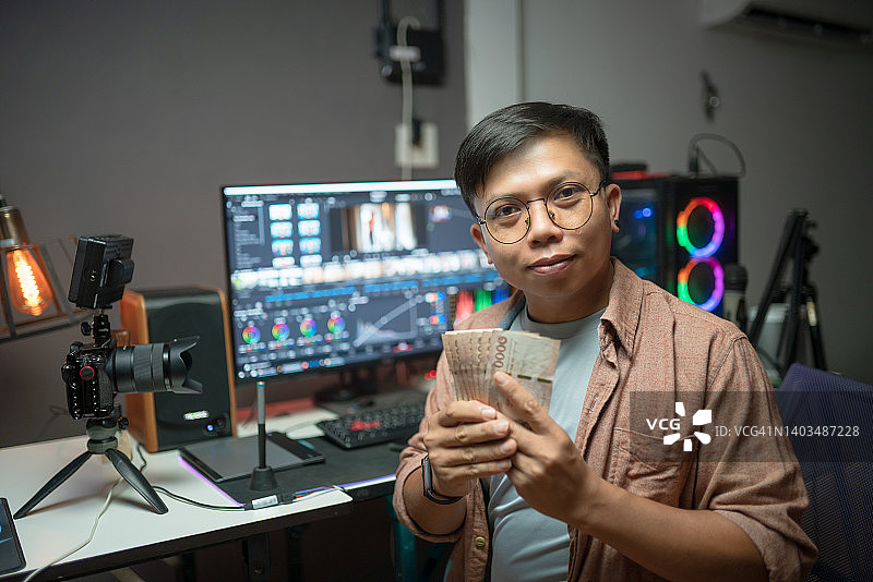 拿着钱的自由职业内容创作者图片素材