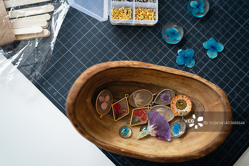 木碗里的环氧树脂珠宝图片素材