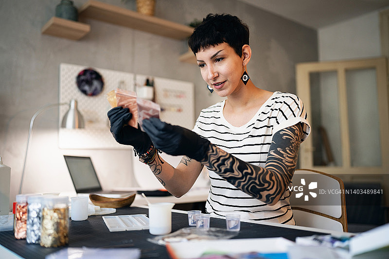 在工作室制作环氧树脂产品的白人手工艺匠人图片素材