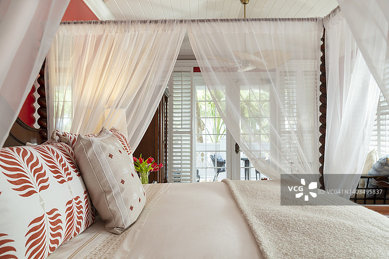 家居卧室四柱华盖床与阳台景观特写图片素材