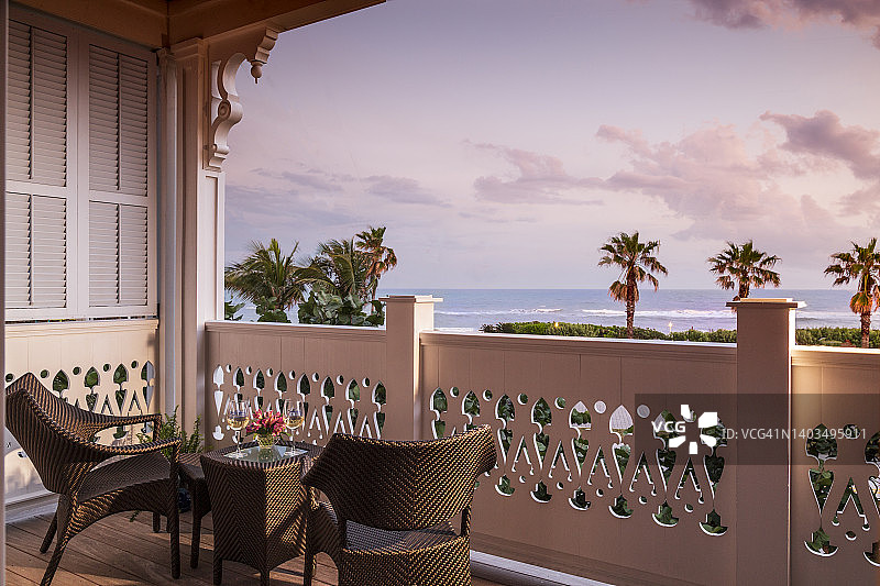 日落时分俯瞰海洋的阳台与两杯红酒图片素材