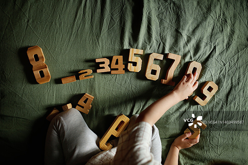 在床上学习数字的欧洲可爱幼儿图片素材