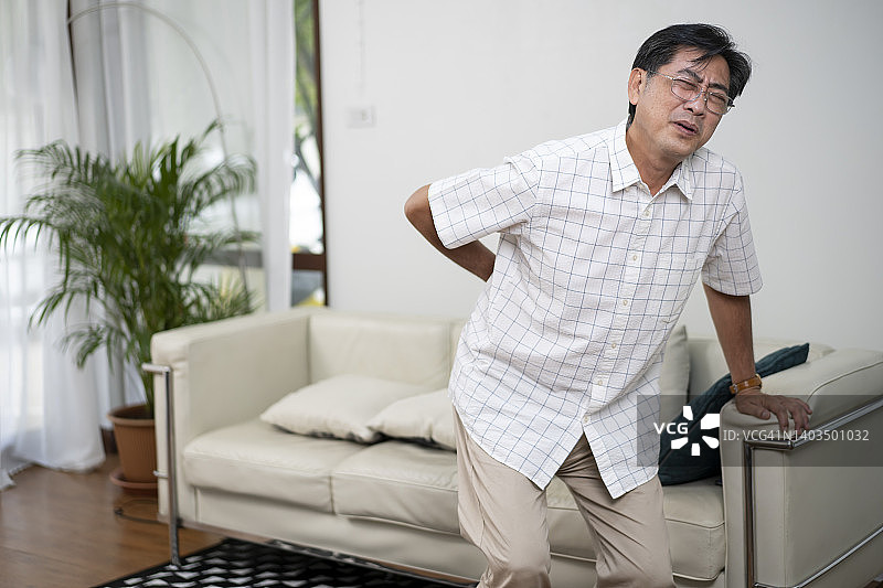 背痛的受伤亚洲老人缓慢行走图片素材