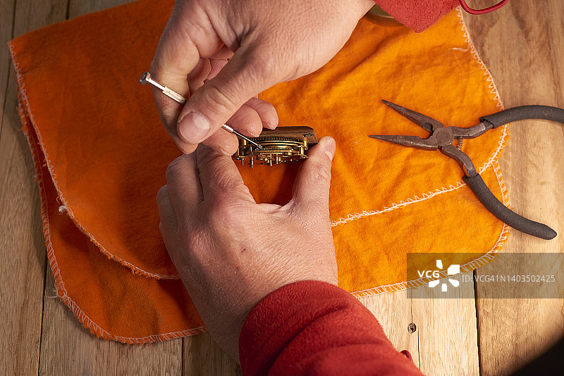 中年男人修理旧手表图片素材