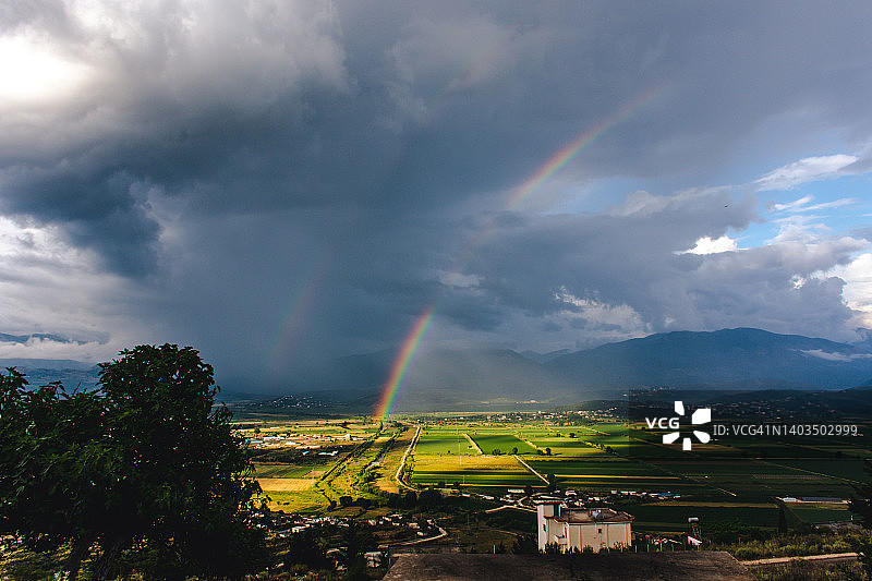 萨兰德上空的大彩虹图片素材