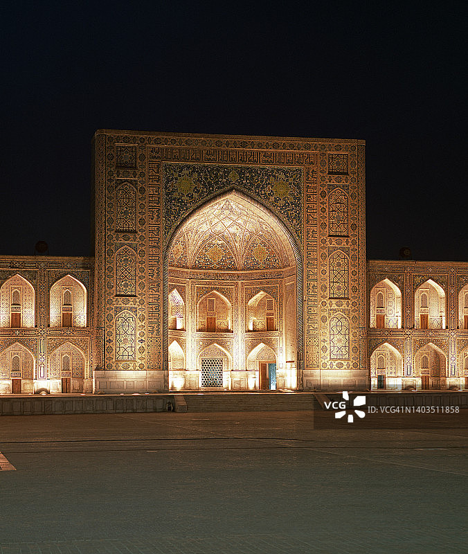 撒马尔罕的希尔-多尔伊斯兰学校夜景图片素材