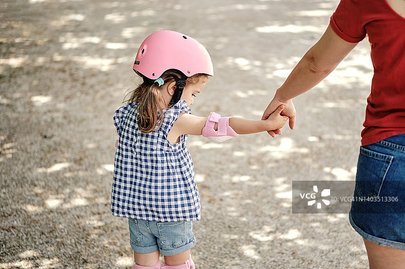 女人与女儿滑冰手牵手图片素材