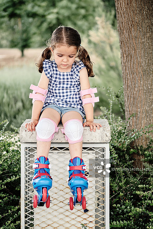 害怕滑冰的女孩图片素材