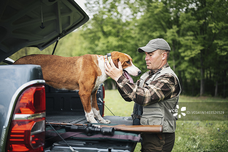 男子和他的猎犬准备去打猎图片素材