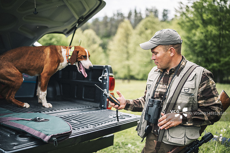 男子和他的猎犬准备去打猎图片素材