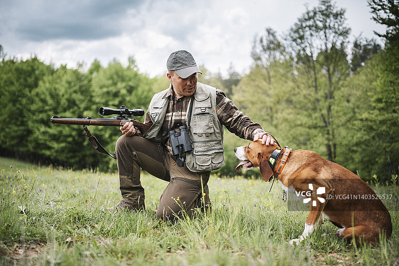 和最好的朋友一起狩猎图片素材