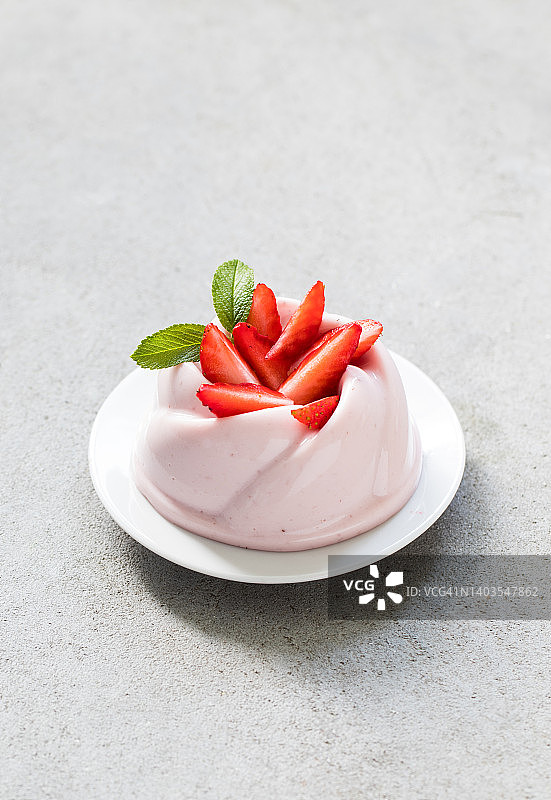 草莓奶油布丁，意式奶冻图片素材