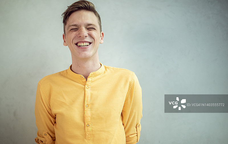 闭着眼睛微笑的男人肖像图片素材