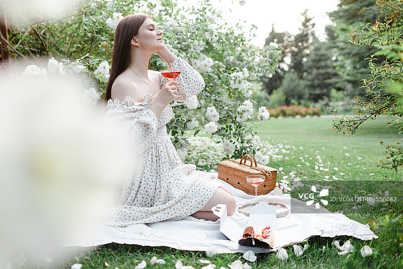 享受户外野餐的连衣裙美女图片素材