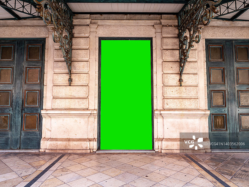 带有绿屏色度键广告牌的旧剧院图片素材