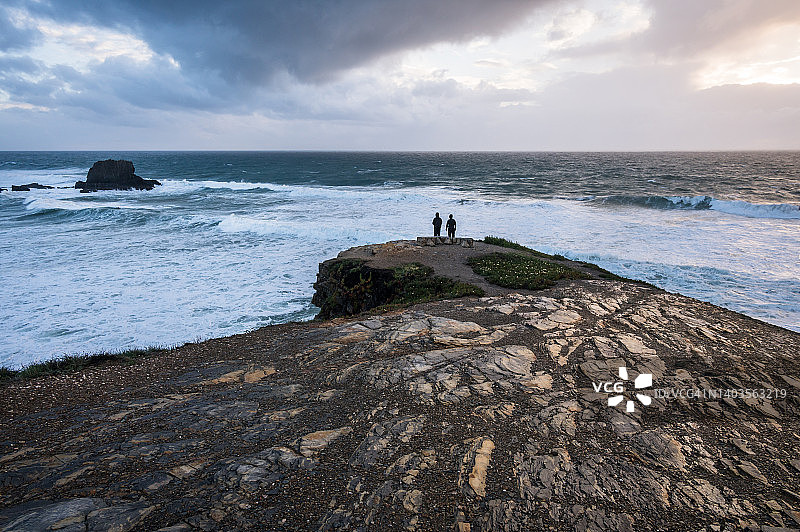 葡萄牙西南部波涛大西洋日落图片素材