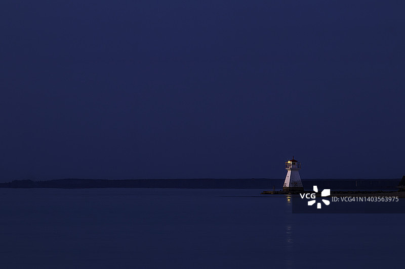 蓝色时刻海滩的日落图片素材