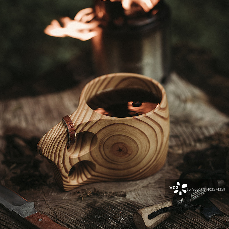 便携式野营炉旁的木杯咖啡图片素材