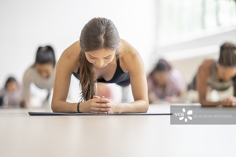 健身课程中的平板支撑图片素材