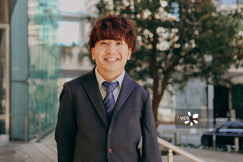 自信的年轻截肢男商人画像图片素材