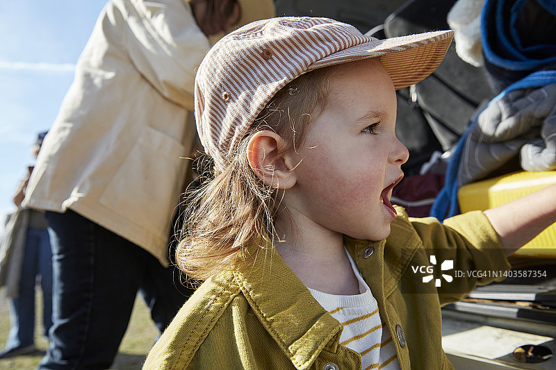戴帽子和牛仔夹克的幼儿准备去摘南瓜图片素材