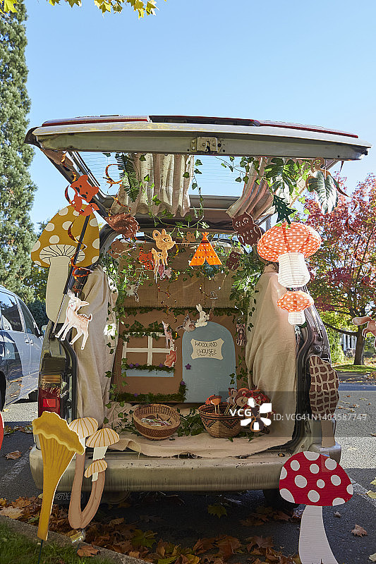 复古厢型车的背面，装饰成林地小屋，用蘑菇作为万圣节的后备箱图片素材