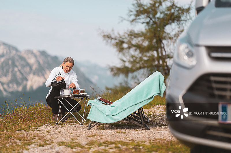 在山区户外露营早餐的女人图片素材