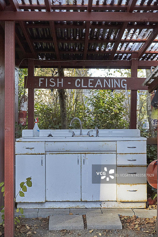 带水槽的户外厨房区域，用于清洁鱼图片素材