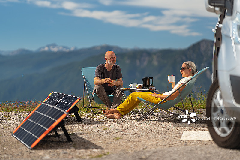 清晨情侣在山间露营车旁早餐徒步旅行图片素材