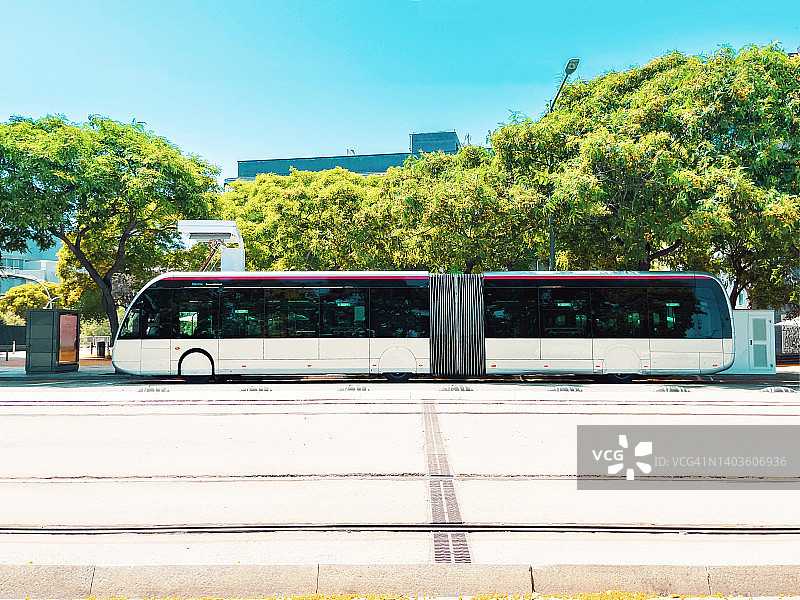 巴塞罗那街道上的电动生态巴士图片素材