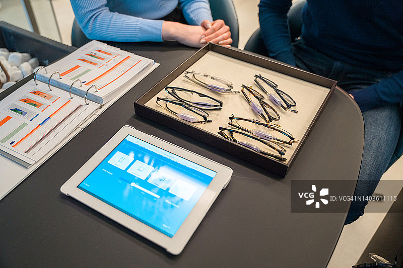 配镜师工作台及眼镜框特写图片素材