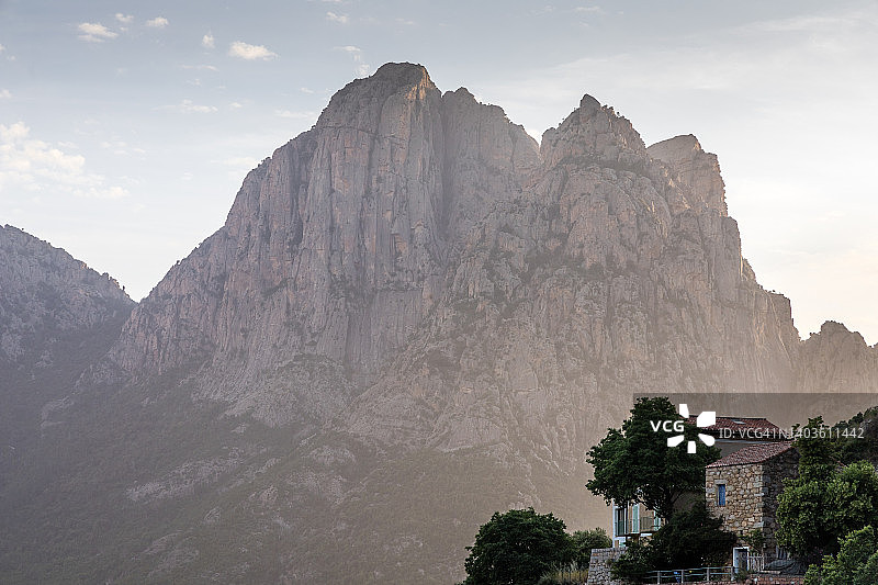 日落时分的奥塔村图片素材
