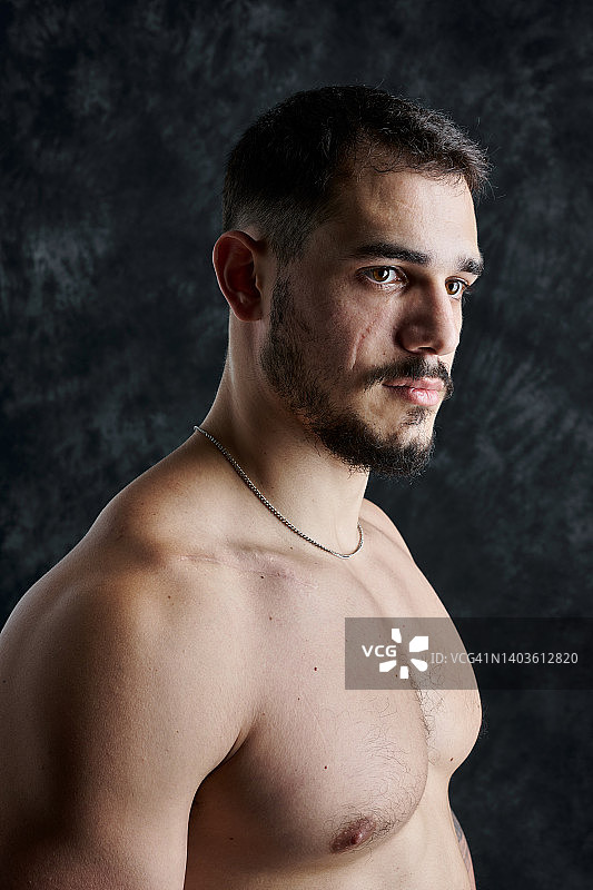 有罗马角斗士纹身的年轻健壮男子肖像图片素材