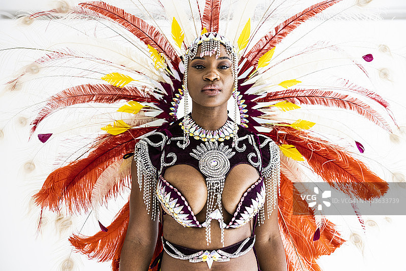 身着华丽狂欢节服装的女舞蹈演员的影棚肖像图片素材