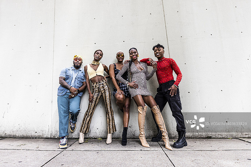 城市人行道上的时尚专业舞者，全身照图片素材