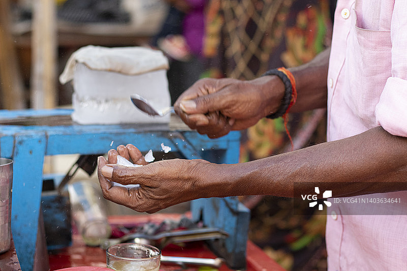 老人制作柠檬水的特写镜头图片素材