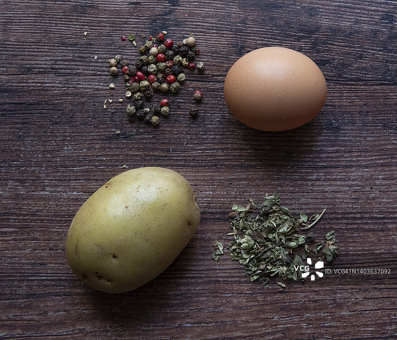 鸡蛋、土豆、彩色辣椒和香草厨房静物图片素材