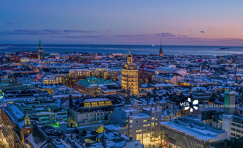 冬季夜晚赫尔辛基的航拍图片素材