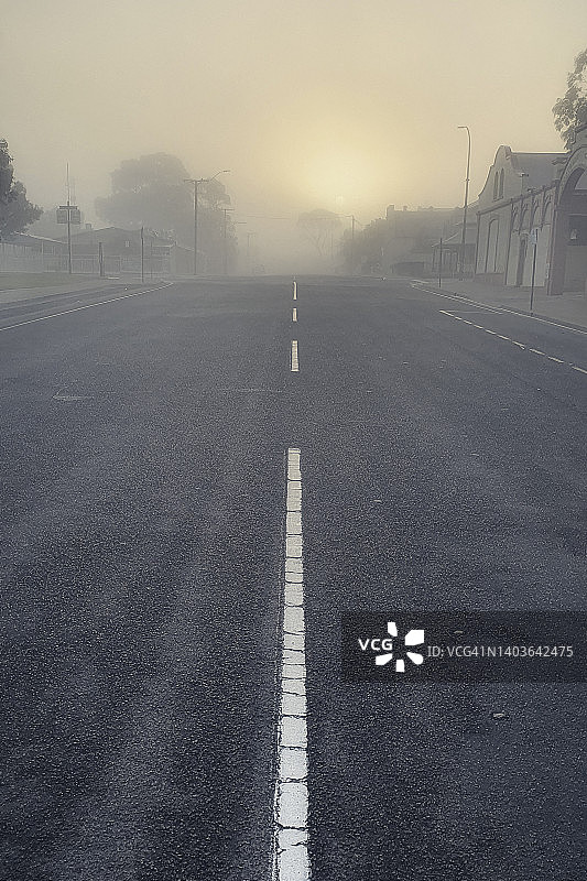 澳大利亚奥古斯塔港的清晨薄雾中的宁静街道图片素材