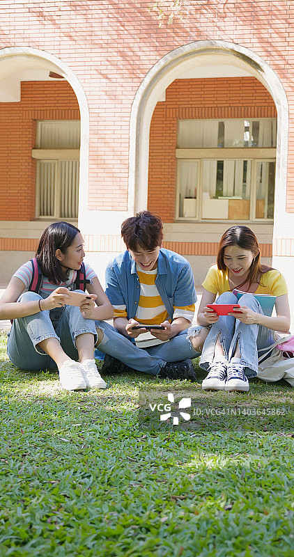 学生使用笔记本电脑学习图片素材