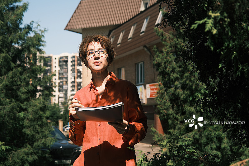 等待同事传递文件的女人图片素材