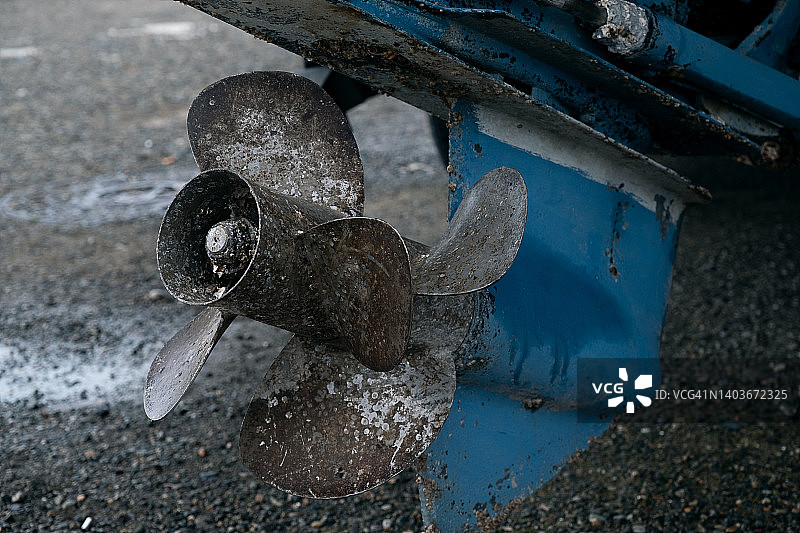 机动船上的发动机，底部视角，带有螺旋桨的机动船底部，海洋船只或运输工具的旧生锈螺丝特写图片素材