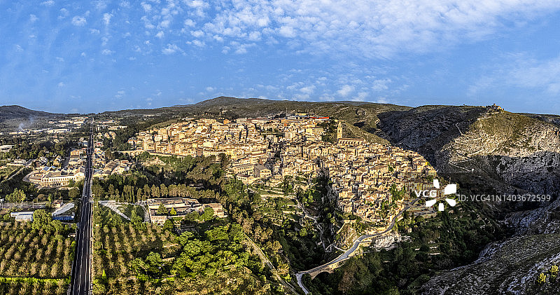山丘上中世纪风格小镇的航拍景色：博凯伦特镇图片素材